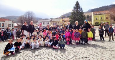 Škôlkari v Dobšinej na znak príchodu jari vyniesli Morenu